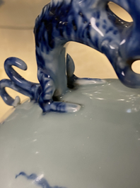 Een grote Chinese blauw-witte 'moonflask' vaas met herten, Qianlong merk en periode