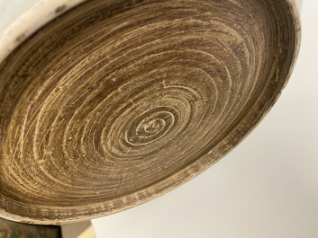 Un plat en gr&egrave;s porcelaineux d'Annam ou Vietnam &agrave; d&eacute;cor de deux oiseaux en bleu et blanc, 15&egrave;me
