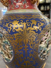 Een vierdelige Chinese opengewerkte en draaiende famille rose vaas, Qianlong merk, Republiek