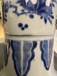 Een grote Chinese blauw-witte 'gu' vaas met onsterfelijken, Kangxi