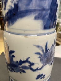 Een grote Chinese blauw-witte 'gu' vaas met onsterfelijken, Kangxi