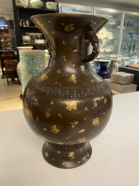 Un vase en bronze t&acirc;ch&eacute; d'or, marque de Qianlong, Qing