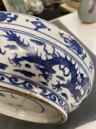 Een Chinese blauw-witte 'honderd jongens' dekseldoos, Wanli merk en periode