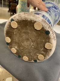 Een grote Chinese blauw-witte 'gu' vaas met onsterfelijken, Kangxi