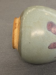 Un vase de forme 'yuhuchunping' &agrave; &eacute;mail junyao, probablement Yuan ou Song