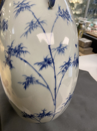 Een grote Chinese blauw-witte 'moonflask' vaas met herten, Qianlong merk en periode