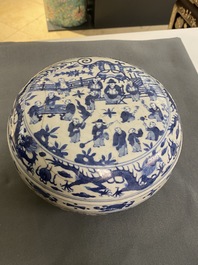 Een Chinese blauw-witte 'honderd jongens' dekseldoos, Wanli merk en periode