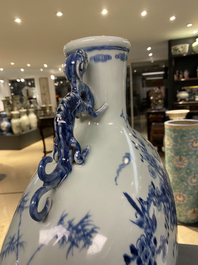 Een grote Chinese blauw-witte 'moonflask' vaas met herten, Qianlong merk en periode