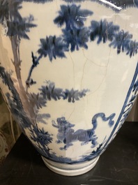 Een Japanse blauw-witte Arita vaas met een tijger, Edo, 17e eeuw