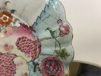 Een gelobde Chinese famille rose onderschotel met granaatappels op tabaksbladeren, Qianlong