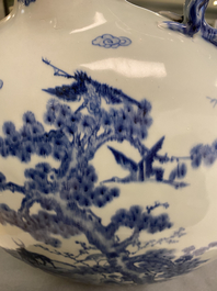 Een grote Chinese blauw-witte 'moonflask' vaas met herten, Qianlong merk en periode