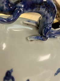 Een grote Chinese blauw-witte 'moonflask' vaas met herten, Qianlong merk en periode