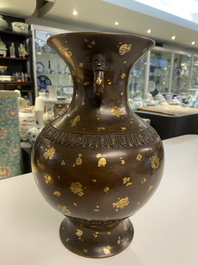 Un vase en bronze t&acirc;ch&eacute; d'or, marque de Qianlong, Qing
