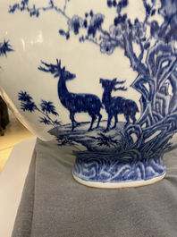 Een grote Chinese blauw-witte 'moonflask' vaas met herten, Qianlong merk en periode