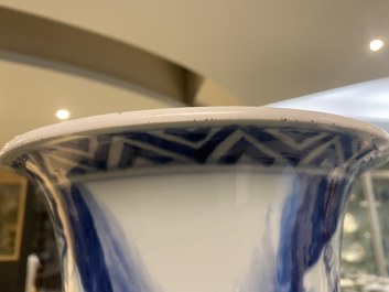 Een grote Chinese blauw-witte 'gu' vaas met onsterfelijken, Kangxi