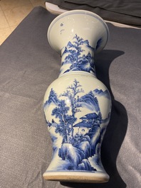 Un vase de forme 'yenyen' en porcelaine de Chine en bleu et blanc, Kangxi