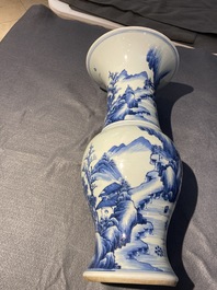 Un vase de forme 'yenyen' en porcelaine de Chine en bleu et blanc, Kangxi