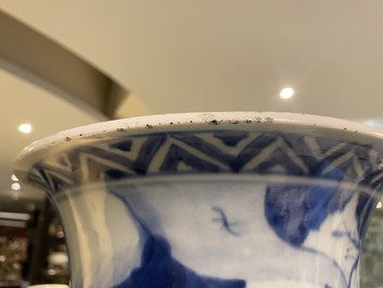 Een grote Chinese blauw-witte 'gu' vaas met onsterfelijken, Kangxi