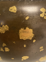 Un vase en bronze t&acirc;ch&eacute; d'or, marque de Qianlong, Qing