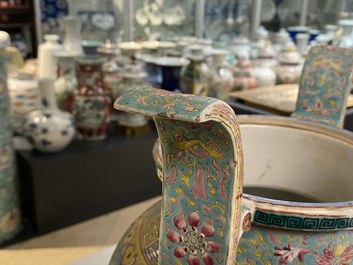 Een Chinese driepotige famille rose wierookbrander met deksel, 19e eeuw