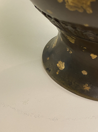 Un vase en bronze t&acirc;ch&eacute; d'or, marque de Qianlong, Qing
