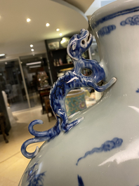 Een grote Chinese blauw-witte 'moonflask' vaas met herten, Qianlong merk en periode