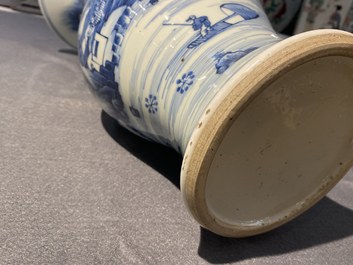 Un vase de forme 'yenyen' en porcelaine de Chine en bleu et blanc, Kangxi