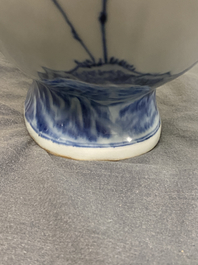 Een grote Chinese blauw-witte 'moonflask' vaas met herten, Qianlong merk en periode
