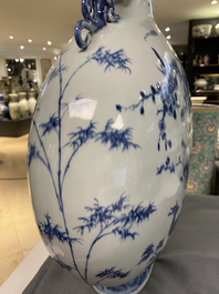 Een grote Chinese blauw-witte 'moonflask' vaas met herten, Qianlong merk en periode
