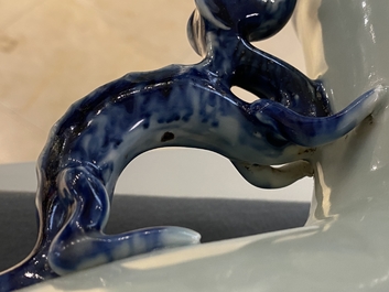 Een grote Chinese blauw-witte 'moonflask' vaas met herten, Qianlong merk en periode