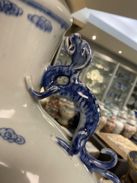 Een grote Chinese blauw-witte 'moonflask' vaas met herten, Qianlong merk en periode