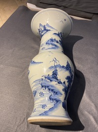 Un vase de forme 'yenyen' en porcelaine de Chine en bleu et blanc, Kangxi