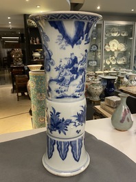 Een grote Chinese blauw-witte 'gu' vaas met onsterfelijken, Kangxi