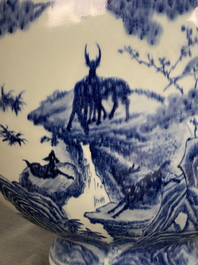 Een grote Chinese blauw-witte 'moonflask' vaas met herten, Qianlong merk en periode
