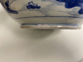 Een Chinese blauw-witte kom met figuren in een landschap, Kangxi