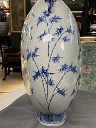 Een grote Chinese blauw-witte 'moonflask' vaas met herten, Qianlong merk en periode