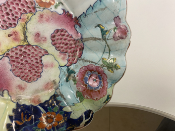 Een gelobde Chinese famille rose onderschotel met granaatappels op tabaksbladeren, Qianlong