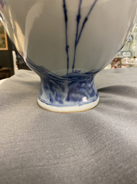 Een grote Chinese blauw-witte 'moonflask' vaas met herten, Qianlong merk en periode