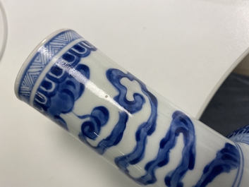 Een Chinese blauw-witte 'Bleu de Hue' vaas voor de Vietnamese markt, Kangxi