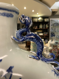 Een grote Chinese blauw-witte 'moonflask' vaas met herten, Qianlong merk en periode