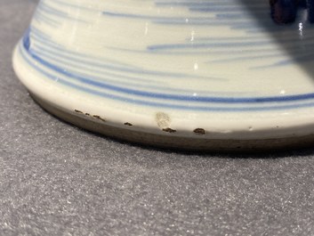 Un vase de forme 'yenyen' en porcelaine de Chine en bleu et blanc, Kangxi