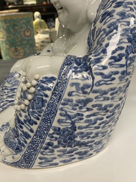 Een grote Chinese blauw-witte figuur van Boeddha, Fujian Huiguang merk, Republiek