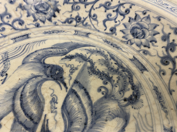 Un plat en gr&egrave;s porcelaineux d'Annam ou Vietnam &agrave; d&eacute;cor de deux oiseaux en bleu et blanc, 15&egrave;me