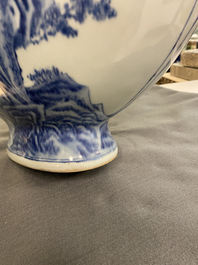 Een grote Chinese blauw-witte 'moonflask' vaas met herten, Qianlong merk en periode