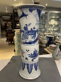 Een grote Chinese blauw-witte 'gu' vaas met onsterfelijken, Kangxi