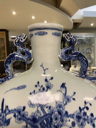 Een grote Chinese blauw-witte 'moonflask' vaas met herten, Qianlong merk en periode