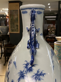 Een grote Chinese blauw-witte 'moonflask' vaas met herten, Qianlong merk en periode