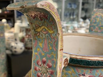 Een Chinese driepotige famille rose wierookbrander met deksel, 19e eeuw