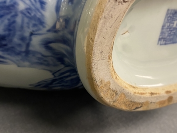Een grote Chinese blauw-witte 'moonflask' vaas met herten, Qianlong merk en periode