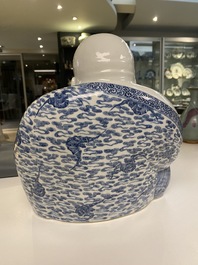 Een grote Chinese blauw-witte figuur van Boeddha, Fujian Huiguang merk, Republiek